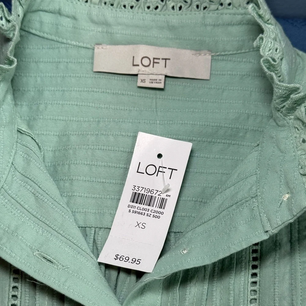 LOFT Women's Mint Green Lace Trim Pintuck‎ Button Up Shirt Size XS
